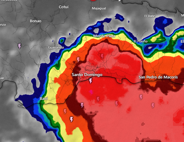WeatherRD's tweet photo. El núcleo Convectivo de mesoescala no se quiere debilitar en vez de hacer eso se fortalece, lluvias continuarán sobre Santo Domingo... https://t.co/wnRVkRvDc0