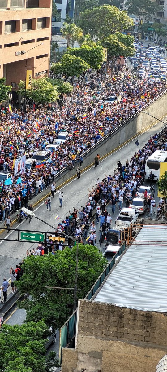 daverizzo's tweet photo. 5:38pm. Comienza la movilización de la #oposición desde #Chacao hacia el Marquez https://t.co/7fX0aKvLod