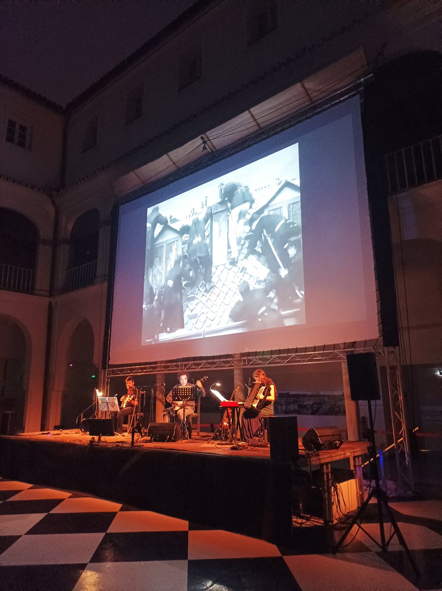 CICUS_'s tweet image. Con el trepidante corto "La carrera de los guardas", del cineasta francés Ferdinand Zecca, hemos abierto está noche dedicada a la comedia en "Sonidos en Blanco y Negro". Música a cargo de #Cinetones

#21Grados, Patio de #Cicus @unisevilla