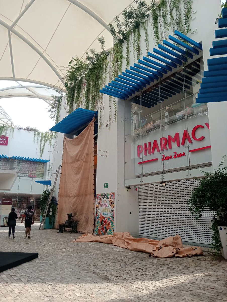 ElQuintanaRooMx's tweet photo. #HuracanBeryl | Cierran negocios de la plaza Paseo del Carmen en #playadelcarmen https://t.co/wYxAMhzeZ2