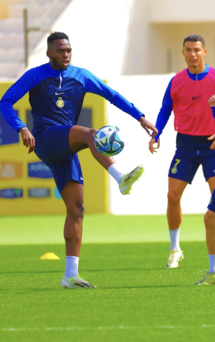 قضيت أيام جميلة داخل نادي #النصر العظيم تعلمت منهم الشي الكثير 
لكن هذا عصر الإحتراف لكل بداية 
نهاية اشكر جميع من وقف بجانبي بلا 
استثناء والله يوفقكم ويوفقنا بالجاي