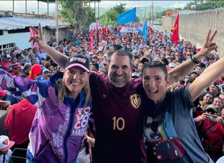 Marea chavista en los Guayos  arrancó Campaña electoral, las autoridades del Estado Carabobo el Gobernador Rafael Lacava, la primera Combatiente Dra. Nancy de lacava y La Alcaldesa del Municipio los Guayos Mervelis Moreno dijeron presente en este inicio.

#VenezulaVaConTodo