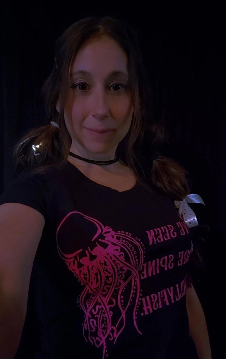 qohearts451's tweet image. New shirt design.

 I&apos;ve seen more spine in jellyfish.🪼
#elderemo  #emovibes