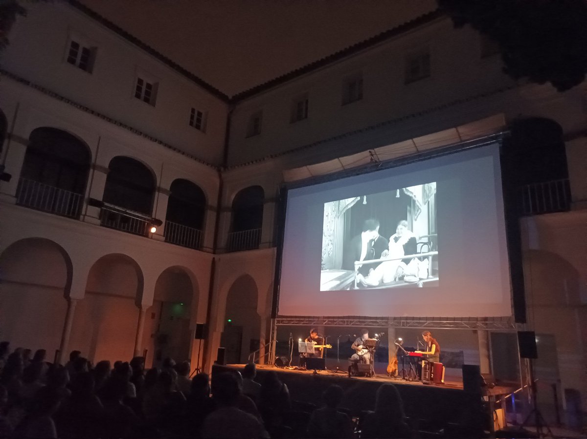 CICUS_'s tweet image. "Una noche en el teatro" (1915), de Charlie Chaplin con la maravillosa banda sonora de #Cinetones. 

Cine y música a #21Grados (aproximados 😅) en el Patio de #CICUS @unisevilla