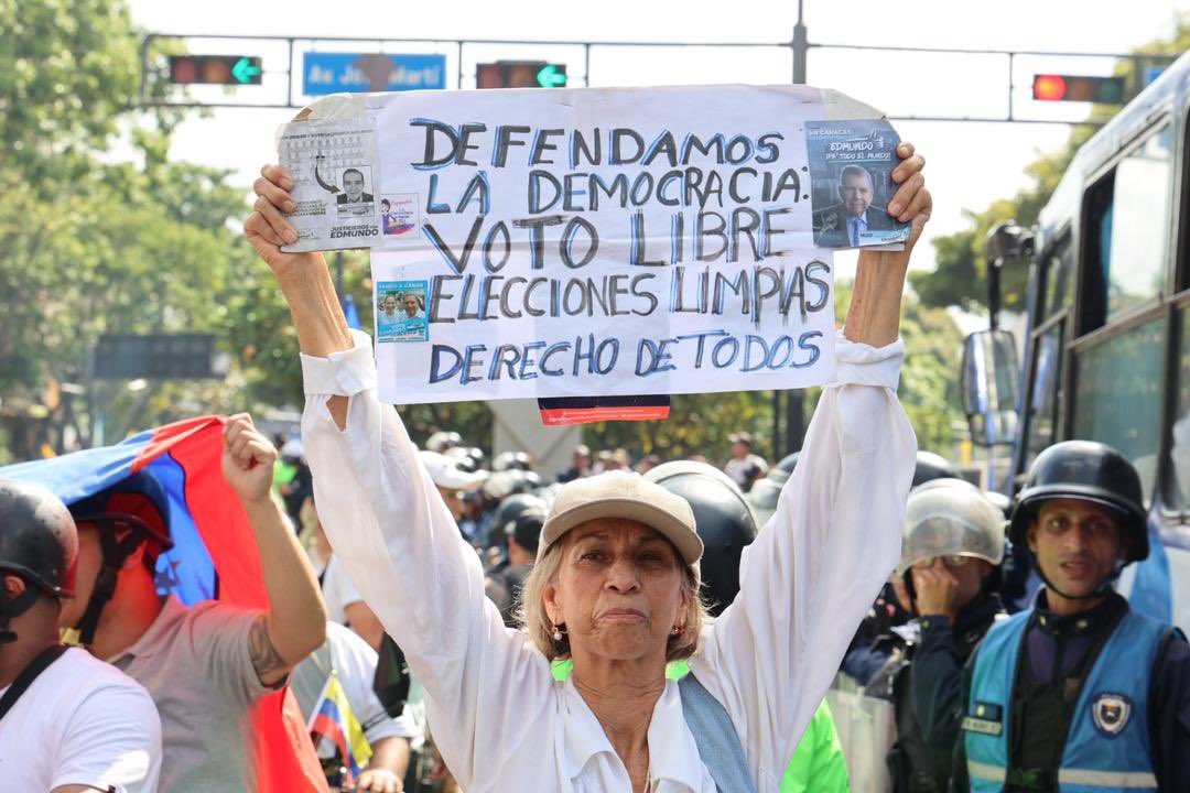 Pr1meroJusticia's tweet photo. Imagina un país donde todos los venezolanos puedan alcanzar sus metas y sueños. Ese país es posible, y está a solo 24 días de distancia.

¡Se ve, se siente @EdmundoGU presidente! 🇻🇪
#VenezuelaConEdmundo https://t.co/3z5gu2Adnu