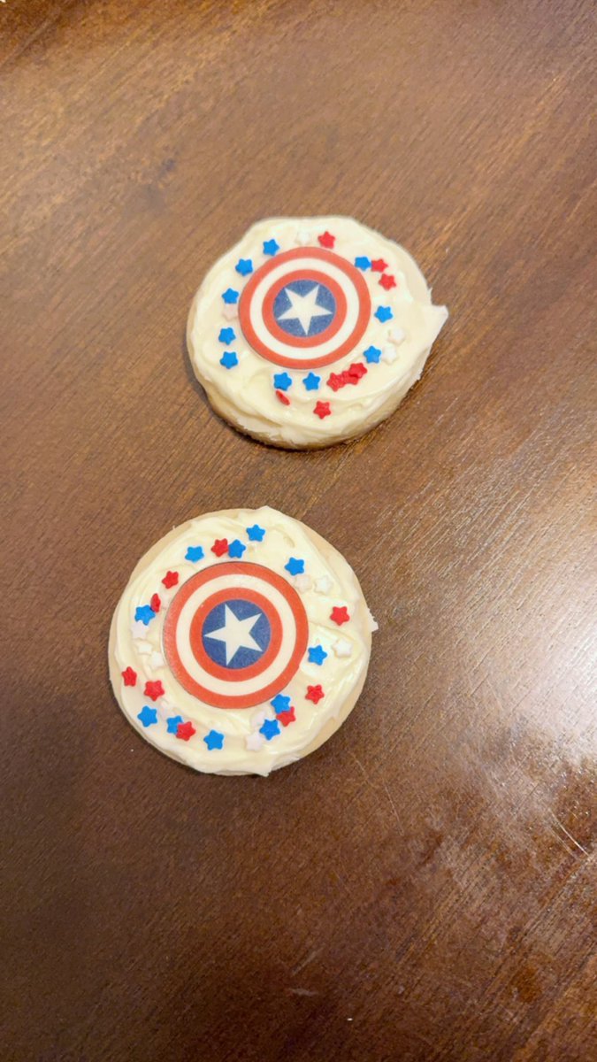 jazz_cort47's tweet photo. This year’s installment of @CaptainAmerica themed desserts to celebrate my favorite hero’s birthday https://t.co/Ezinv0PvGc