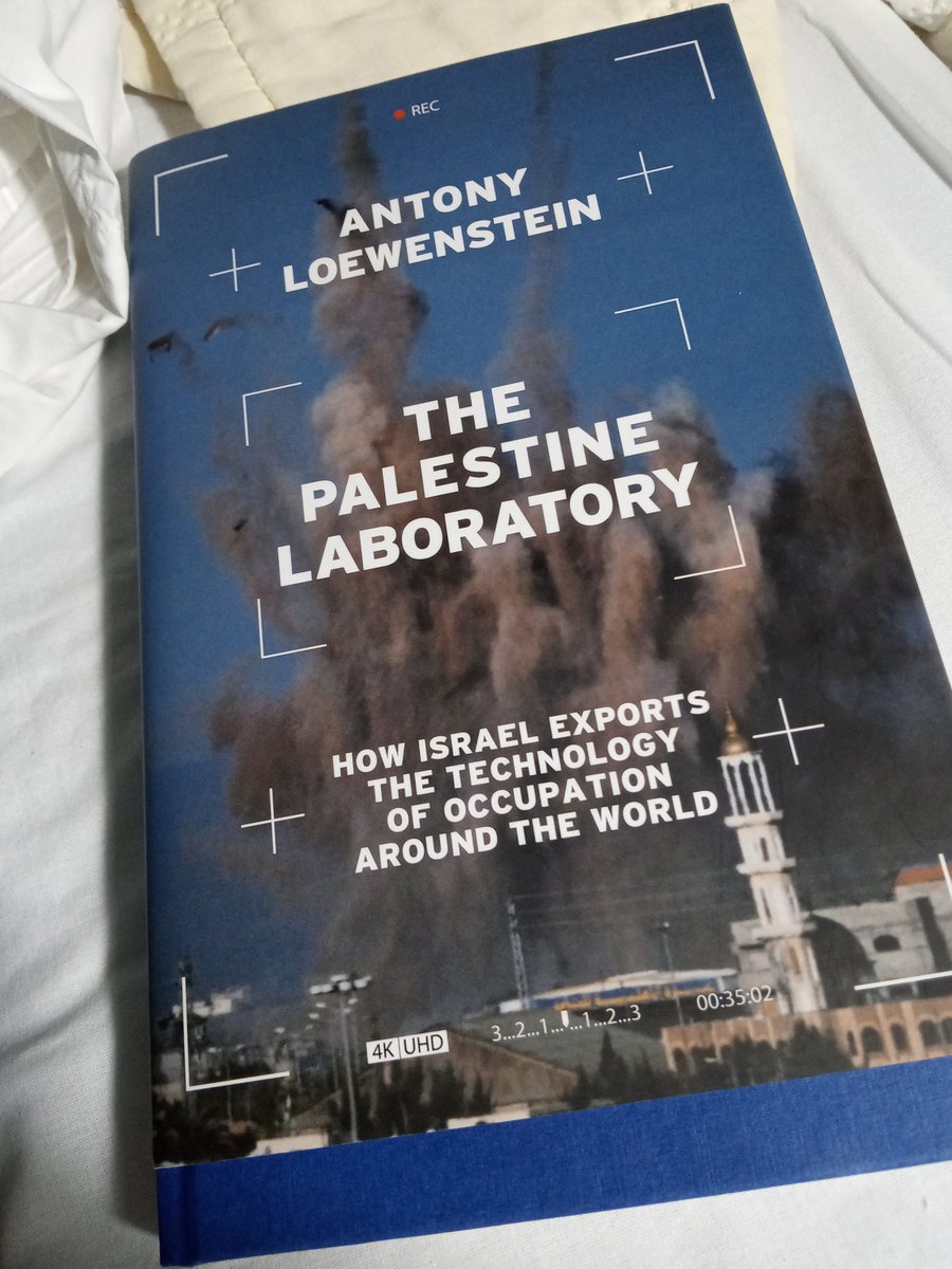 Tremendo libro que retrata a Israel como el traficante de armas y sistemas de espionaje global, que usa la ocupación y el apartheid sobre los palestinos como laboratorio para la experimentación y promoción de sus productos. Muy tremendo!!
Free Palestine!