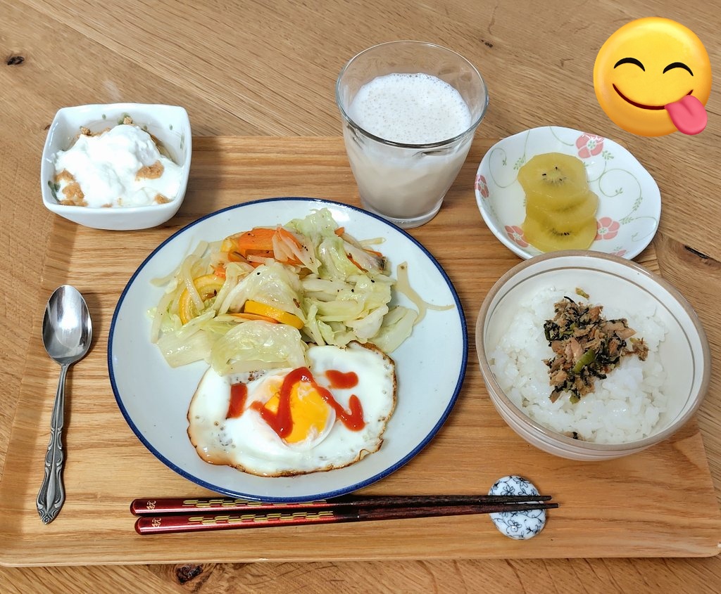 lichtanism's tweet photo. 朝日が障子から差し込む寝室。お気に入りなんだけど夏は暑くて起こされる。朝から汗だく。朝食作ったはいいものの食欲低下の危機。がんばって食べねば。

#朝ごはん #妊婦ごはん #目玉焼き #野菜炒め #無調整豆乳 #きなこバナナヨーグルト #鯖と小松菜のふりかけ #キウイ #20w2d https://t.co/cN4Fq3LXzf