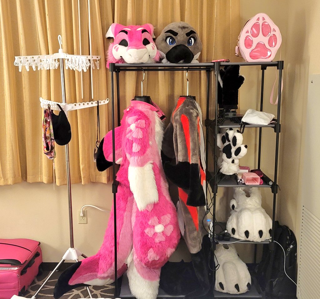 Coral_Manokit's tweet photo. I love my con set up! No tools are required on anything. Multiple fans and paw dryers, under armor hanging tree, and spots for accessories. Money well spent! https://t.co/EBoK0tu6jh