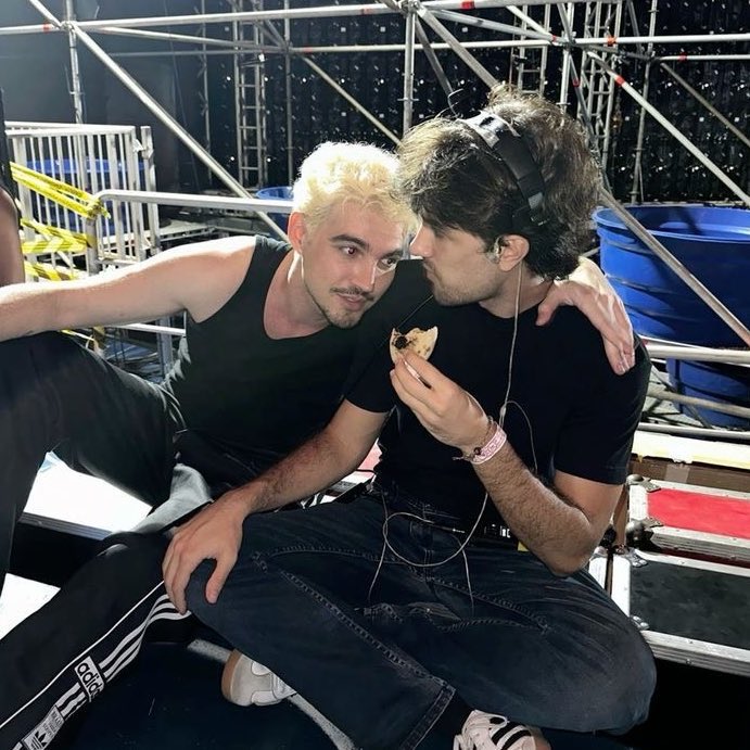 o duo perfeito sempre é entre um cantor e o seu diretor criativo. 🤍