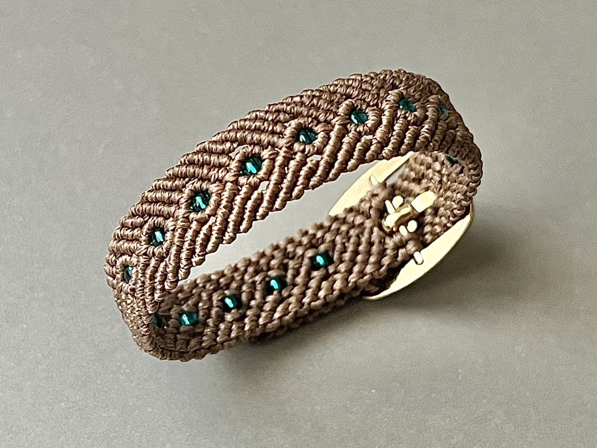 chiita_k's tweet photo. ベルトタイプのマクラメブレスレット

#マクラメ
#ハンドメイドアクセサリー 
#macrame
#micromacrame https://t.co/qdeBlp3HOQ