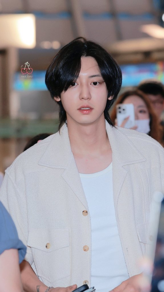 loey_real__pcy's tweet photo. 240704 인천공항 출국 1
🍒 👑 폭풍처럼 몰아치던 바람마저 체리왕자 등장으로 봄향기 가득한 BGM 자동 재생되는 매직

#찬열 #박찬열 #Chanyeol https://t.co/XdjhQ9sFMr