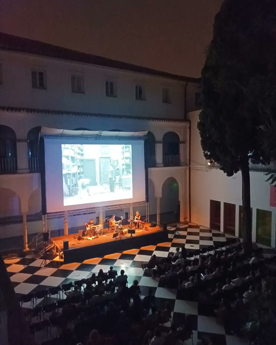 CICUS_'s tweet image. "La casa de empeños" (1916), con Chaplin en el papel de Charlot. #Cinetones nos propone una banda sonora con ecos de la música manouche y de la tradición romaní centroeuropea. 

#21Grados, patio de #CICUS @unisevilla