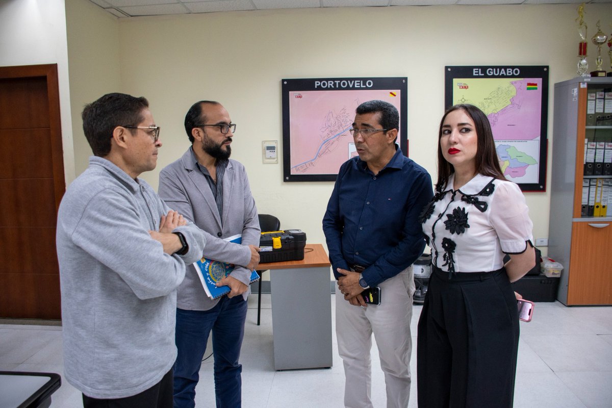 JefaturaMachala's tweet photo. La jefa política Carolina Carrillo se reunió con el intendente Borys Carrión y el coordinador zonal 7 del ECU911, César Neira, para supervisar el monitoreo realizado a través de las cámaras ubicadas en diversos puntos de la ciudad de #Machala.

#ElNuevoEcuadorResuelve🇪🇨 https://t.co/hGUGCfwK7i