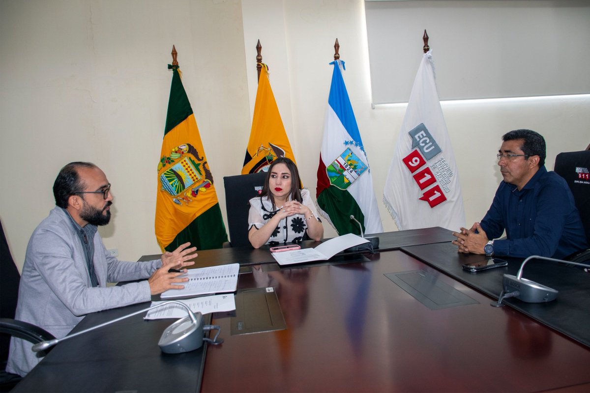 JefaturaMachala's tweet photo. La jefa política Carolina Carrillo se reunió con el intendente Borys Carrión y el coordinador zonal 7 del ECU911, César Neira, para supervisar el monitoreo realizado a través de las cámaras ubicadas en diversos puntos de la ciudad de #Machala.

#ElNuevoEcuadorResuelve🇪🇨 https://t.co/hGUGCfwK7i