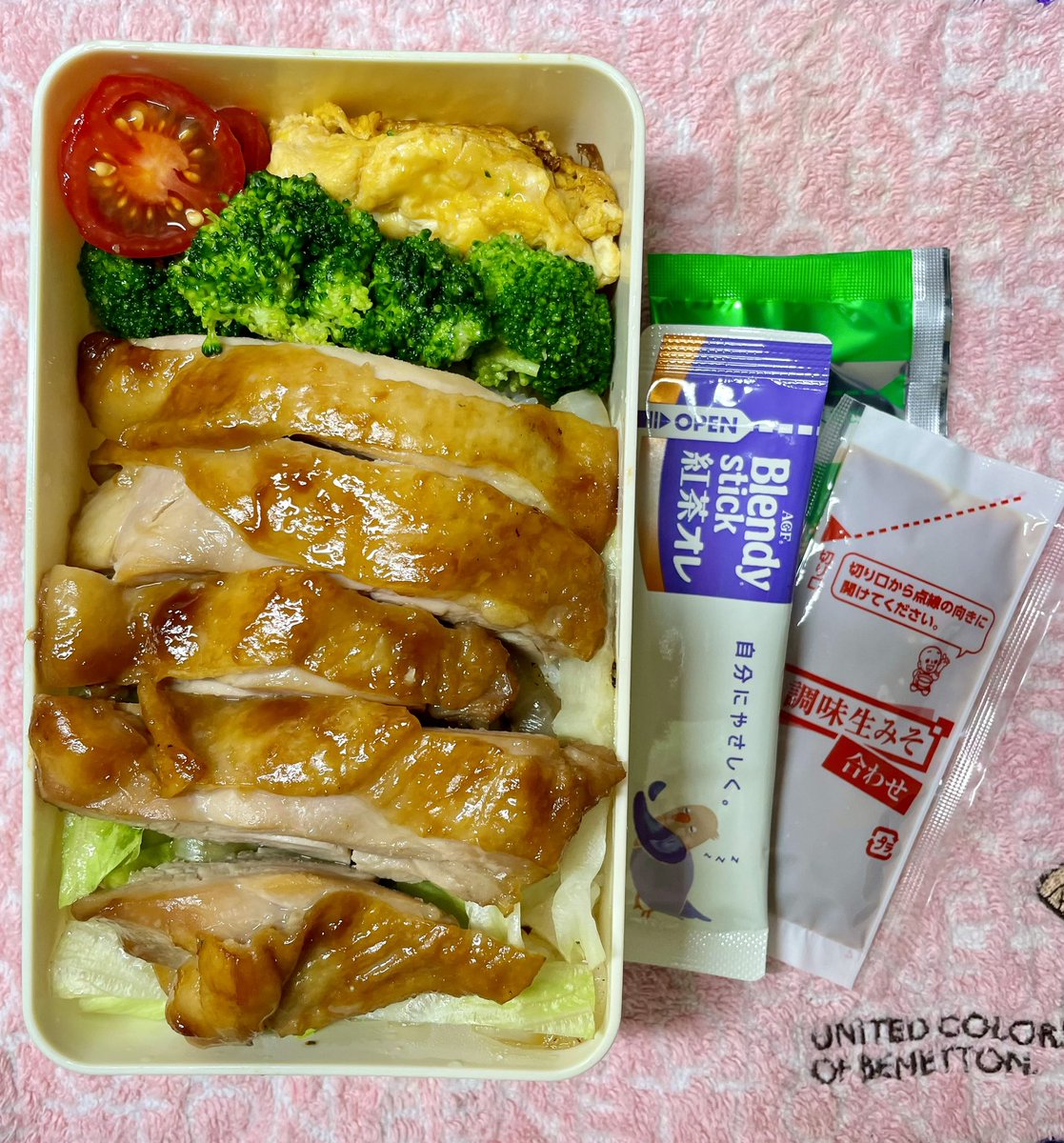 MiRACREA_mi's tweet photo. おはようございます
7月5日のお弁当

・鶏肉の照り焼き
・玉ねぎソテーとレタス
・卵焼き
・ブロッコリーとトマト
・カフェオーレ
・お味噌汁

暑いですね〜💦
満員電車でもクーラーが効いているだけ幸せです(笑
#お弁当 #お弁当記録 #お弁当作り楽しもう部 #料理好きな人とつながりたい https://t.co/kr6ypnQJux