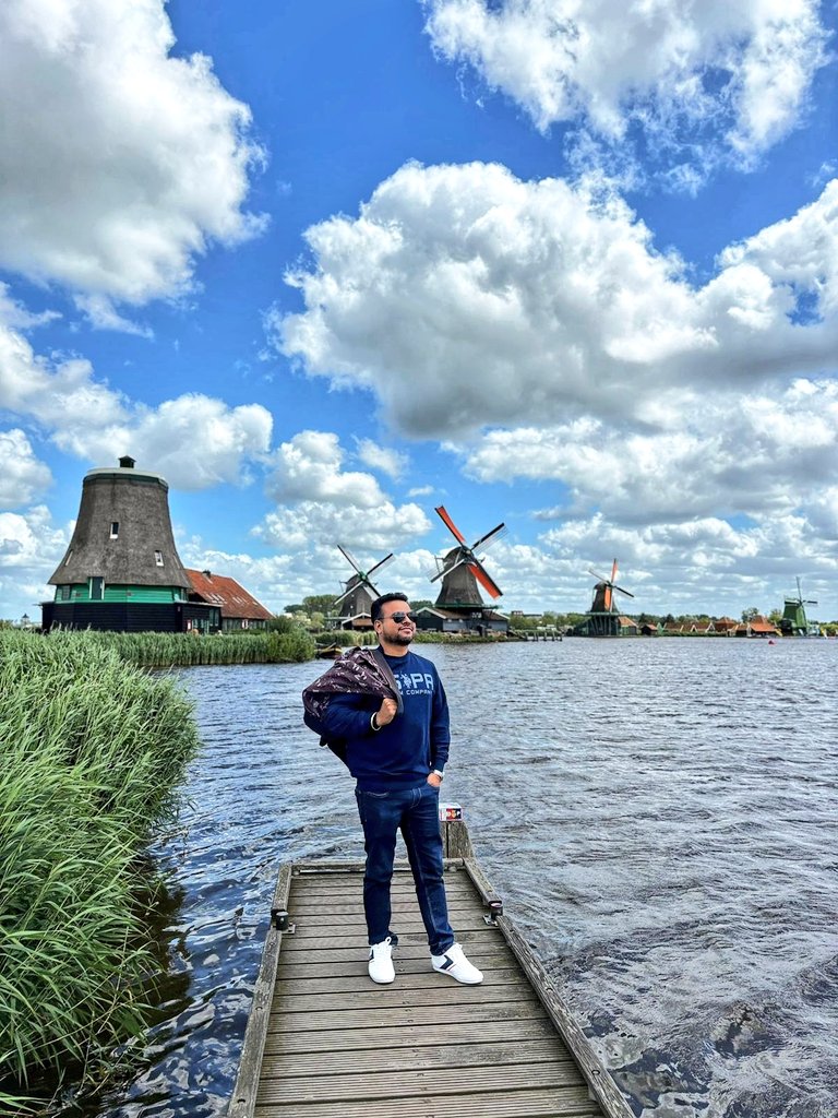 rockintiwari's tweet photo. Soaking up the fresh air and Dutch vibes at Zaanse Schans.  This place is postcard perfect! https://t.co/fkRGlIjkyP