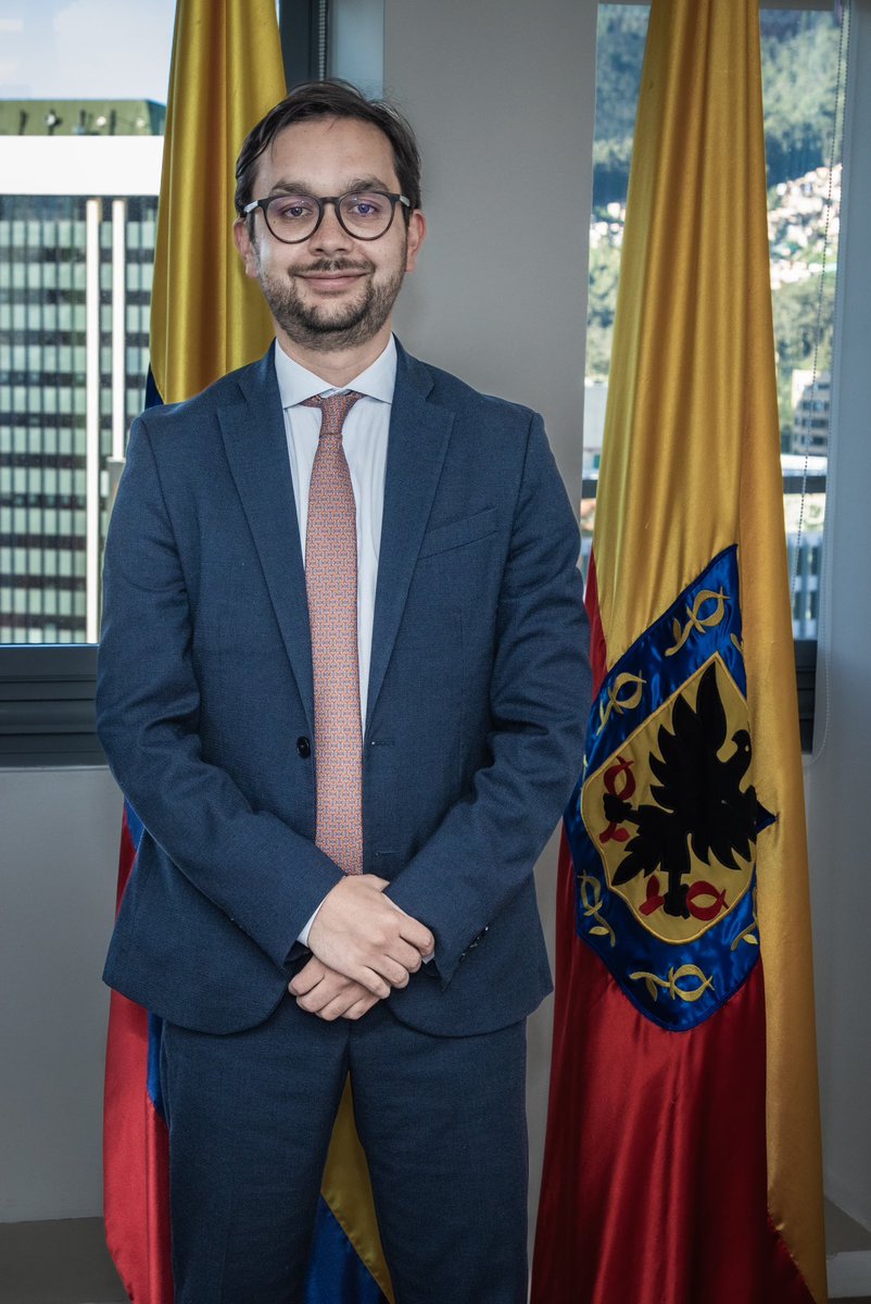 AngaritaGabriel's tweet photo. Esta semana me posesioné como Director de Estudios Económicos de @DesarrolloBta
Vamos a trabajar con la Secretaria @marialopezuribe con el propósito tener más y mejores datos de la economía de Bogotá y aumentar la producción de conocimiento de la economía de la ciudad https://t.co/q8K1HY9HXj
