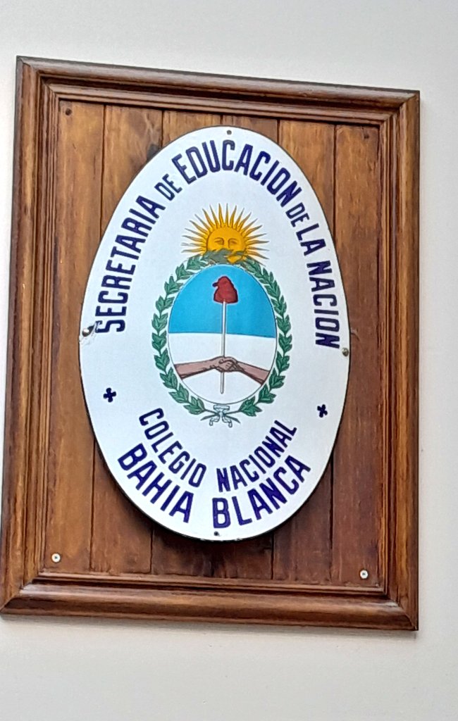 Val_Fabian's tweet photo. Hoy en la #EES13 brindamos una charla sobre #HuertasFamiliares y #Comunitarias a los alumnos y docentes de primer año de la materia de Ciencias Sociales, quienes estan realizando un proyecto sobre #AlimentaciónSaludable.
Desde #HuertasDeLaCiudad🍅🥦 del @MunicipioBahia vamos a seguir promoviendo estos espacios de difusion y desarrollando estos talleres con el fin de sensibilizar sobre la realizacion de #huertas🌱 hogareña y comunitarias, de alimentacion saludable y el cuidado del medio ambiente.
Proximamente estos encuentros se desarrollaran en nuestra futura #HuertaEscuela👨🎓 del programa, estara disponible para todas las entidades educativas de la ciudad, en la cual se brindaran los talleres teoricos y practicos.
@MunicipioBahia
