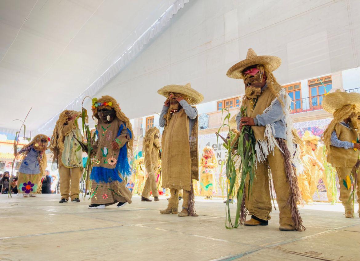 Maxibbren's tweet photo. Con el Tercer Concurso de Danzas Tradicionales, Antorcha demuestra ser una organización que ve en la cultura una gran herramienta para elevar la herencia de los pueblos en el ámbito espiritual, rescatando las tradiciones históricas del Estado de México

#AntorchaYDanzaTradicional https://t.co/duTtHWarek