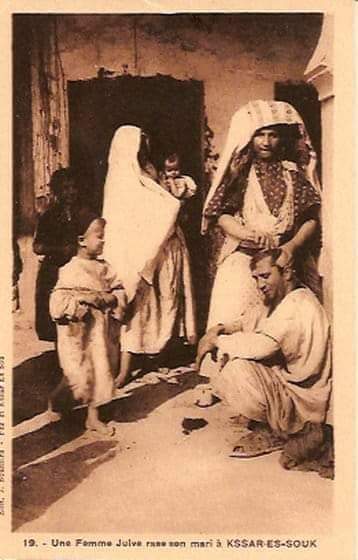 titrith_morocco's tweet photo. زوجة مغربية يهودية تقوم بحلاقة شعر رأس زوجها في مدينة قصر السوق الجنوب الشرقي للمملكة المغربية صورة تعود لبداية عشرينات القرن الماضي🇲🇦
#morooco https://t.co/cULcwD5XmO