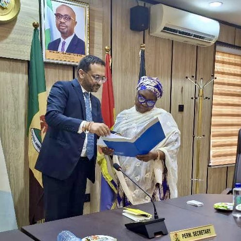 A delight to meet Permanent Secretary Dr. Aishatu Goggo Ndayako of <a href="/MinOfInteriorNG/">Ministry of Interior</a>🇳🇬 + team that has a long standing relationship with @UNHCRNigeria.

Dr Ndayako took immediate steps to strengthen efforts to prevent statelessness and support sustainable solutions for IDPs. 💪🏽