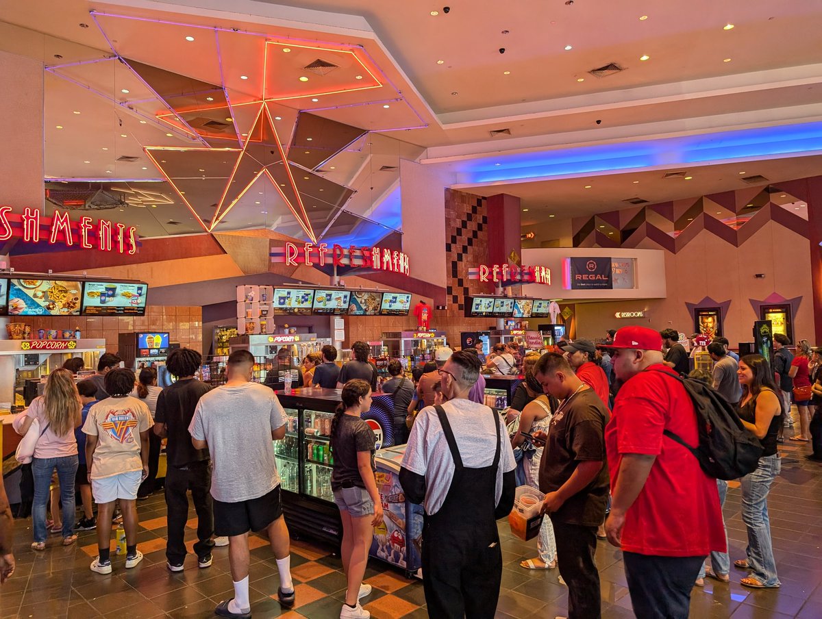 pravig1's tweet photo. Almost 30 mins in line to buy popcorn at @RegalMovies Fresno - Manchester location. Do better Regal! #Regal #Regalmovies #AMCTheatres https://t.co/7OoRenPRaB