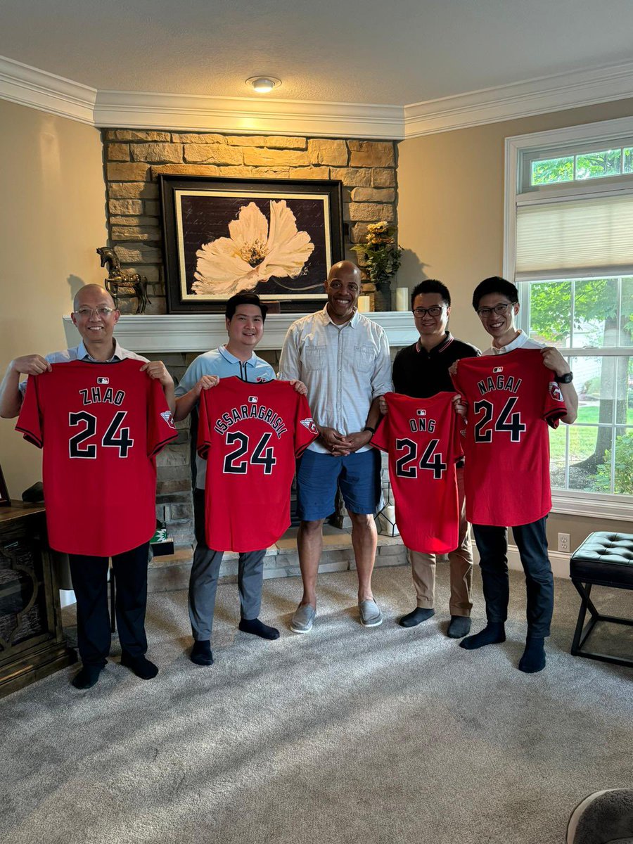CLEsportsMD's tweet photo. Happy 4th of July! Day 2 hosting the #APKASS traveling fellows @ClevelandClinic! Baseball and Rock and Roll! ⚾️ 🎸 🇺🇸. Big @CleGuardians win! Great time at the @rockhall. https://t.co/gg0fUpQ3vJ