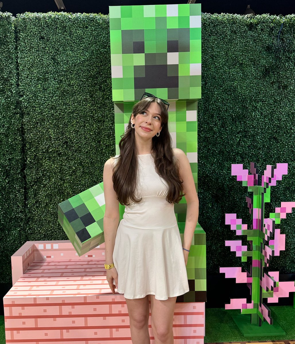 hannahxxrose's tweet photo. guys he’s right behind me isn’t he… https://t.co/4l1Knk02lT