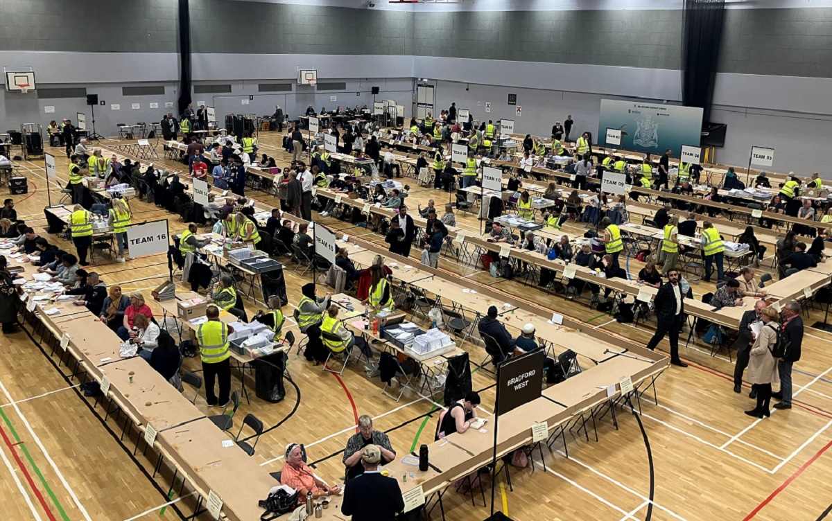 ChrisYoungBFD's tweet photo. More images from the election count in Bradford #BDvotes #LDreporter https://t.co/1dFUcAtHSQ