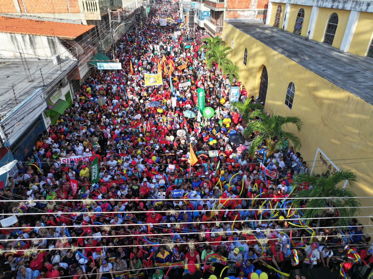 Soykarinacarpio's tweet photo. ¡Se Desbordó Libertador #Aragua de Amor, Alegría y Esperanza! En el extraordinario inicio de Campaña de nuestro Presidente @NicolasMaduro 

¡Tenemos Fe en nuestro Pueblo! 
¡Venezuela Nuestra! https://t.co/OmOpIhE7fN