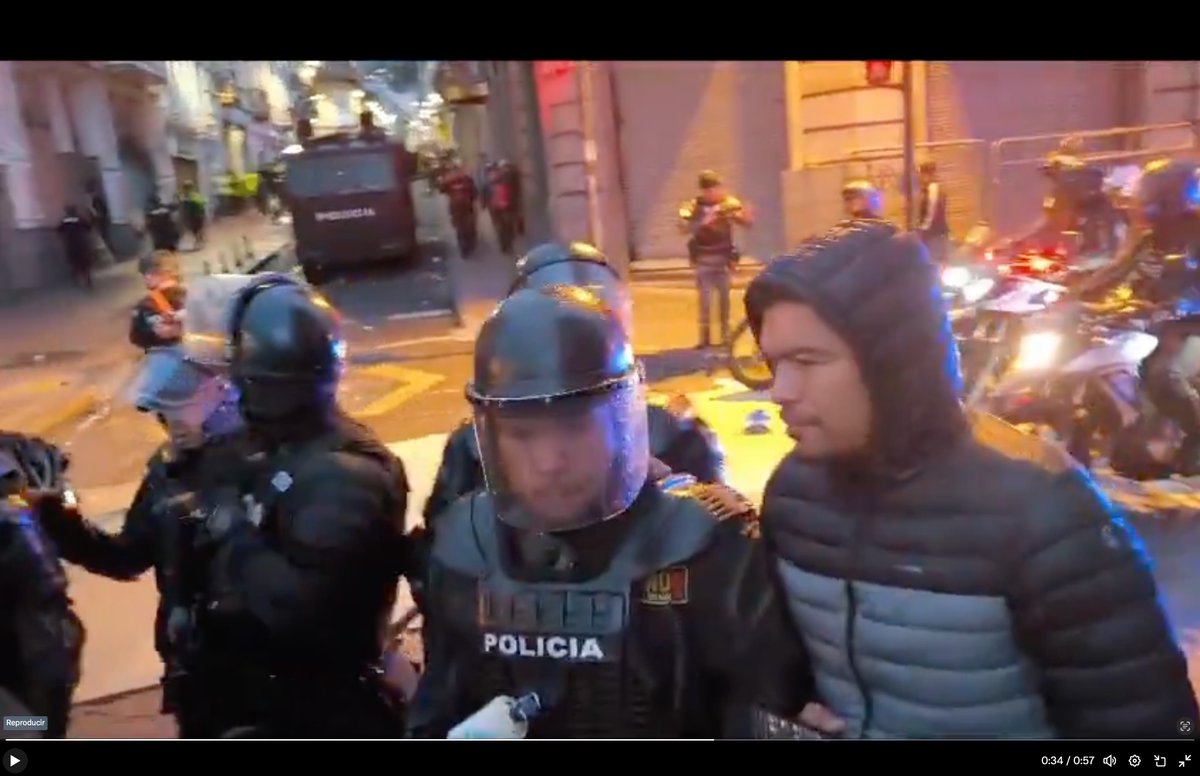 Rostros de policias infiltrados haciendo disturbios !!!
Pilas.
Gracias a los videos de <a href="/wambraEc/">Wambra Medio Comunitarioᅠ</a>