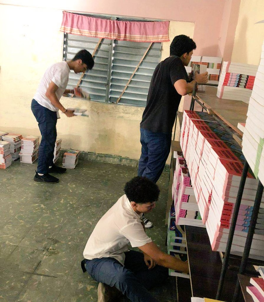 DGEducaPlaza's tweet photo. @DGEducaPlaza
IPU "Tomás David Royo Valdés".
Como parte del desarrollo de las Brigadas Estudiantiles de Trabajo, los educandos laboran en la organización y montaje del nuevo almacén de BME.
¡¡¡FELICITACIONES!!!#CubaMined #FEEMdeCuba
#LaHabanaViveEnMí
@RzMYariel
         👇👇👇 https://t.co/dTuI4NfADX