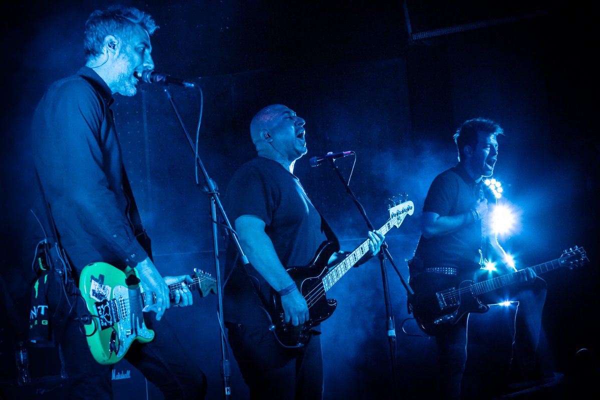 DELUX's tweet image. 🎤🔥 ¡El 13 de septiembre se acerca! 🔥🎸 
Si ya tienes tu boleto, comenta las 3 canciones que te harán gritar a todo pulmón en el Teatro Metropólitan. 

PD. Prepárense para romperla. 🤘🖤