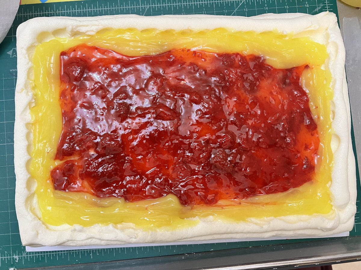 PuddasMaDee's tweet photo. 20 years @Aon_plc for Pat 🙌🏾 Seems like yesterday.
Summer series flavor: Strawberry Lemonade cake. A layer each of moist lemon 🍋 and strawberry 🍓 cake 🎂 filled with lemons curd and strawberry compote.
#AonUnited #AonBermuda🇧🇲
#tahdahcakesbda🎂👩🏾🍳🇧🇲
#celebrationmagic🎉🪄 https://t.co/HmTqKEY77k