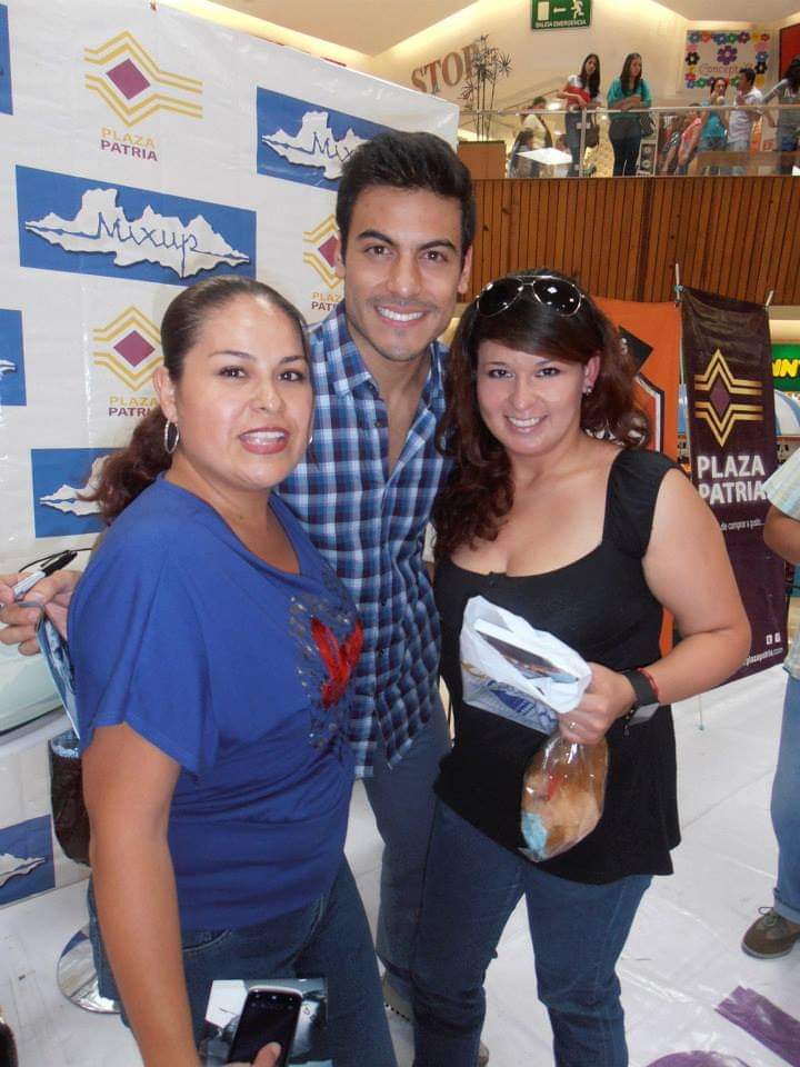 Haylen22's tweet photo. .@_CarlosRivera como no estar feliz festejando contigo 😍 aquí una de las primeras firmas en Guadalajara felices  #CarlosXX👑 #CRJalisco #CarlosRiveraFcJalisco #RiveristasOnline 
@OnlineJALISCO @Online_RiveraP @WestWoodEntt @westwoodfans @mikenoriega @sonymusicmexico @jjuarezww https://t.co/iq6ZpvjaaQ