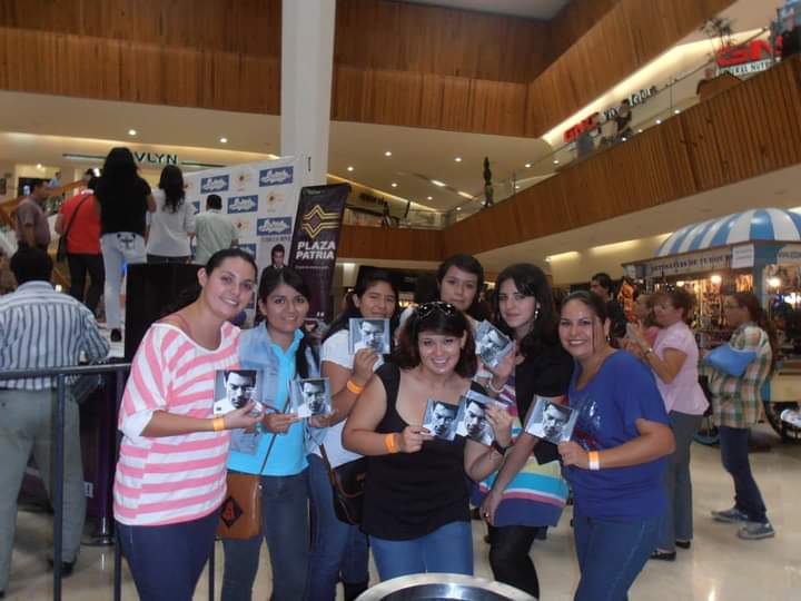 Haylen22's tweet photo. .@_CarlosRivera como no estar feliz festejando contigo 😍 aquí una de las primeras firmas en Guadalajara felices  #CarlosXX👑 #CRJalisco #CarlosRiveraFcJalisco #RiveristasOnline 
@OnlineJALISCO @Online_RiveraP @WestWoodEntt @westwoodfans @mikenoriega @sonymusicmexico @jjuarezww https://t.co/iq6ZpvjaaQ