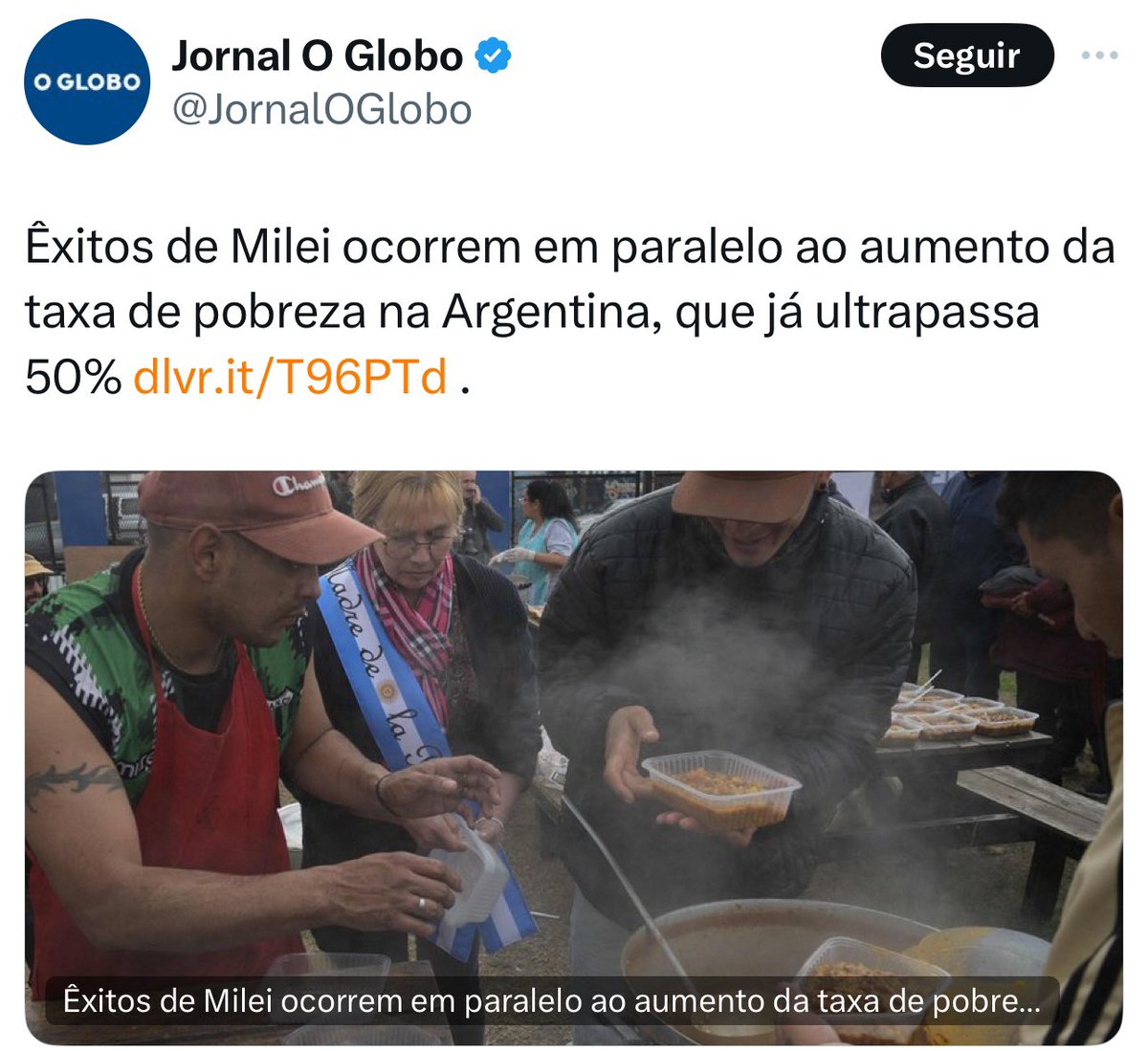 tiagobarbosa_'s tweet photo. Não há incoerência do jornal na manchete - para a mídia brasileira, a ideia de sucesso é matar pobre de fome na fila do osso e do lixo enquanto o mercado fatura sem limite.

A desumanidade é a linha editorial dos jornais e das TVs para normalizar, junto à opinião pública, a exploração do país em benefício do capital e dos privilegiados.

É esse o núcleo do ódio a Lula e à esquerda, a razão do alinhamento ao fascismo, um conluio feito sob medida para impedir mudanças sociais.

A fome imposta por bolsonaro - o ladrão de joias, diz a PF - a 33 milhões de brasileiros atraiu editoriais efusivos sobre o “rumo certo” do país sob Guedes e genocidas.

Errado - para essa corja sob disfarce de jornalista - é repartir a riqueza e reduzir a desigualdade, como tenta o governo Lula.

Milei é só o espelho da vez onde uma mídia apodrecida enxerga a própria desumanidade.