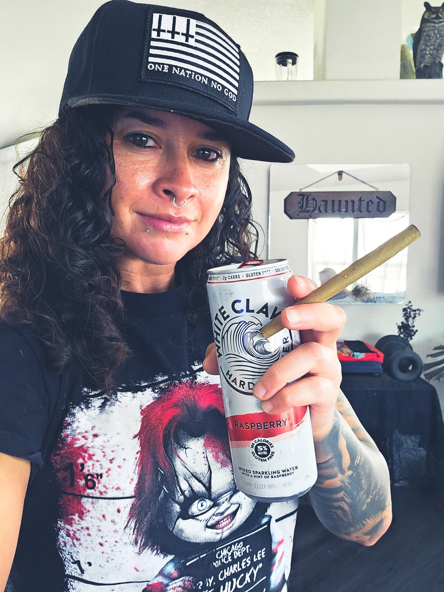 ʜᴀᴘᴘʏ 4ᴛʜ ᴏꜰ ᴊᴜʟʏ! ʟᴇᴛ'ꜱ ɢᴇᴛ ʟɪᴛ 🎆

.
.

Hat @blackcraftcult 

#LaVidaHigh #Happy4thOfJuly #GetLit #ItsLit #ItsAVibe #Vibes #Chill #Chillin #Summer #Drinks #Fireworks #Curls #CurlyHair #Alternative #AlternativeGirl #Chucky #Blackcraftcult #BlackCraftCultFamily