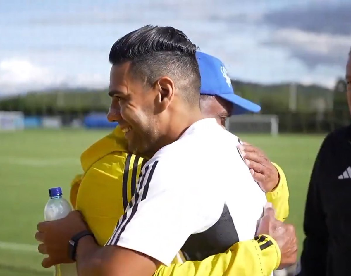 MillosDColombia's tweet photo. El abrazo de Arnoldo Iguaran y Radamel Falcao https://t.co/nv7PFab4PJ