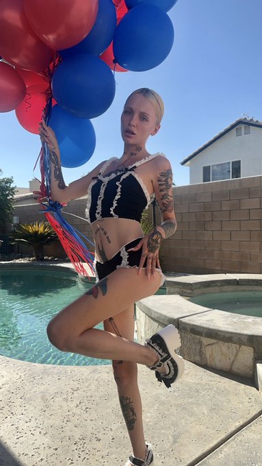 Happy 4th 🤍❤️💙 https://t.co/qs17VEW8Tw