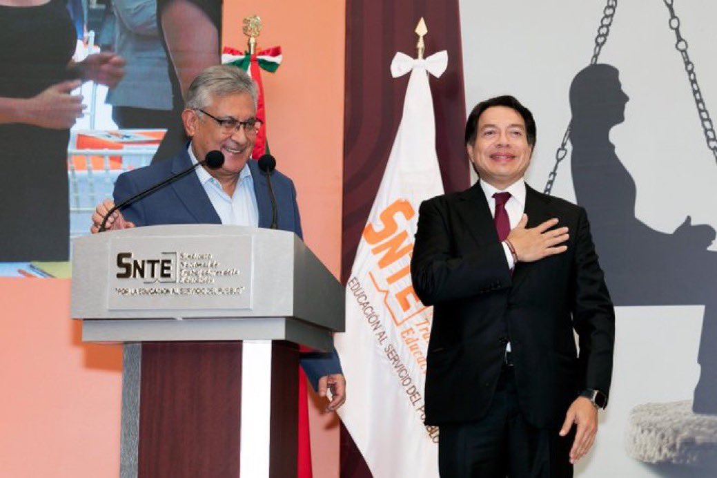 palomitarelowde's tweet photo. #SnteConMéxico
#SnteConClaudia
“Seremos grandes aliados” aseguró @mario_delgado, próximo titular de @SEP_mx en su primer encuentro con el líder nacional del @SnteNacional 👨🏽‍🏫 Alfonso Cepeda Salas, y dirigentes de las secciones sindicales de todo el país. https://t.co/Deojvx8yfR