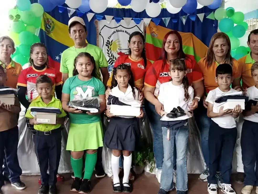 info_mppe's tweet photo. ☑️📝 #NotiMPPE | Gracias a la gestión impulsada por el Pdte. @NicolasMaduro a través del @MPPEDUCACION, estudiantes de diferentes planteles del CDCEM Tinaquillo, recibieron dotación de uniformes y calzado escolar. 👔👞
Vía: ➡️ @cdce_cojedes
@_LaAvanzadora
#VenezuelaVaConTodo https://t.co/eLmahj2PUc