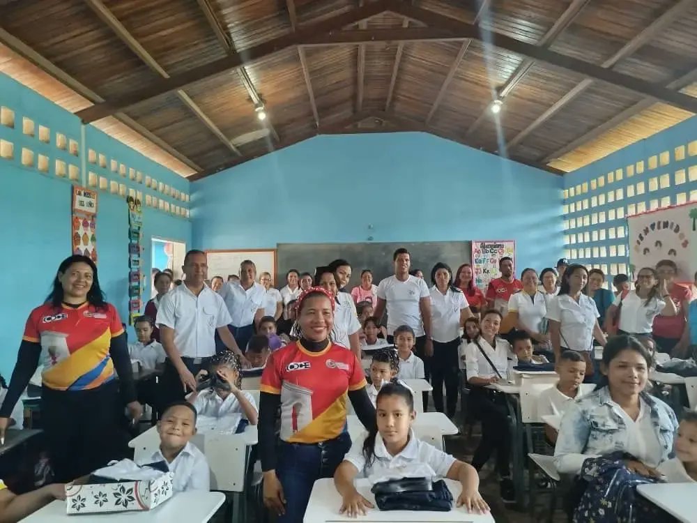 info_mppe's tweet photo. ☑️📝 #NotiMPPE | Gracias a la gestión impulsada por el Pdte. @NicolasMaduro a través del @MPPEDUCACION, estudiantes de diferentes planteles del CDCEM Tinaquillo, recibieron dotación de uniformes y calzado escolar. 👔👞
Vía: ➡️ @cdce_cojedes
@_LaAvanzadora
#VenezuelaVaConTodo https://t.co/eLmahj2PUc