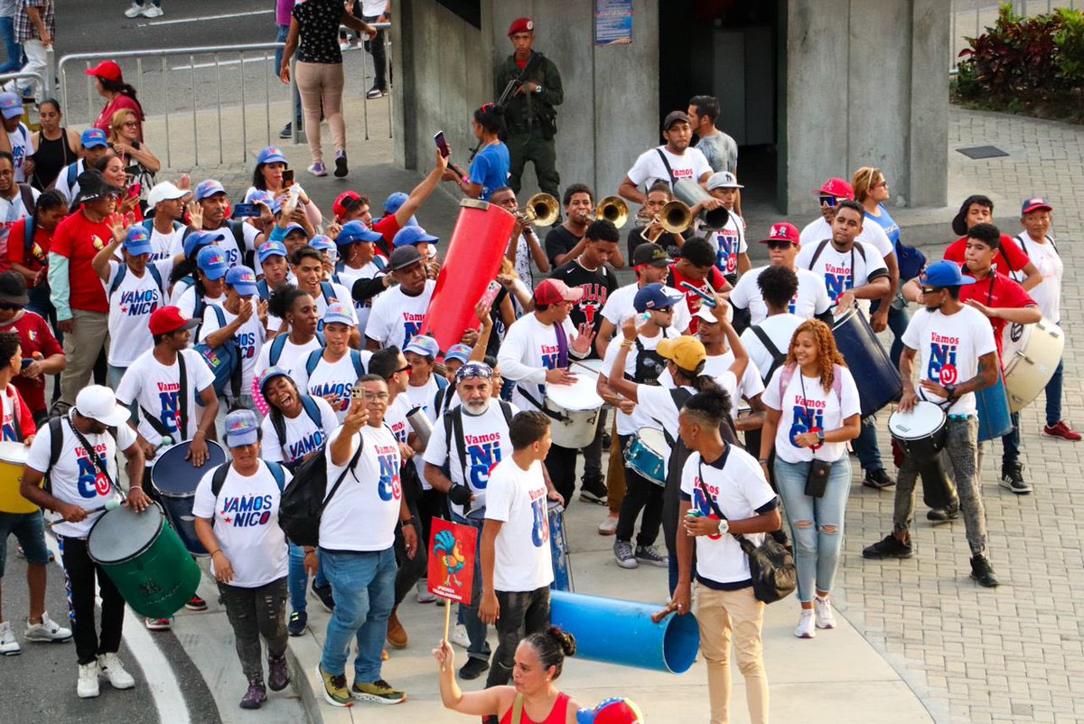 ✊🏻🚩 La fuerza trabajadora salió a la gran movilización en #Caracas en apoyo a nuestro presidente Nicolás Maduro, mostrando una vez más la lealtad y el amor por nuestra Patria 🇻🇪♥️
