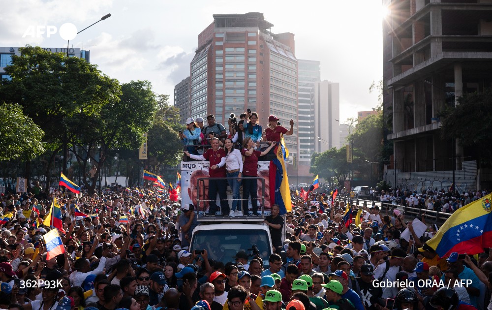 tovarguedez's tweet photo. Marea roja, ola blanca: chavismo y oposición abren campaña presidencial en Venezuela - #AFP : https://t.co/flRHHwP9Vz

📷@federicoparra y @GabyOraa https://t.co/b4qMkYKcLg