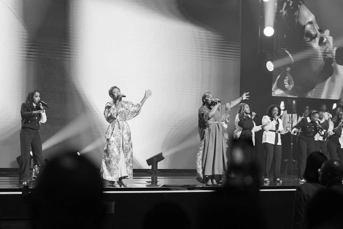 EgliseICC's tweet photo. Nous avons été conduits dans un merveilleux temps de louange et d’adoration par le groupe Sion.🙌🔥
#SemaineRoyale #ImpactConference #EgliselCC
#ImpactCentreChretien https://t.co/mIMOykhkYM