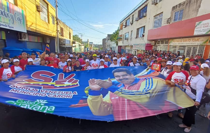 <a href="/OviedoPSUV/">Tito Oviedo</a> los patarucos en #CiudadGuayanaParaVivir recibieron la mayor pela del pueblo de Bolívar y Chávez que respalda a <a href="/NicolasMaduro/">Nicolás Maduro</a>. L@s misioner@s preparados para la victoria de nuestro Gallo Pinto este #28Julio. 
#VenezuelaConTodo 
<a href="/amarcanopsuv/">Ángel Marcano</a> 
<a href="/ViceVenezuela/">Vicepresidencia Vzla</a>