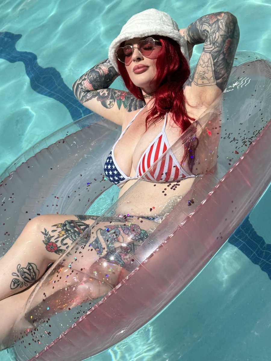 VegasCumQueen's tweet photo. 🇺🇸 These days my confidence is on another level and it’s really showing in my content. You can see how much I'm loving this crazy life! 🇺🇸 https://t.co/RRezhWcQuH