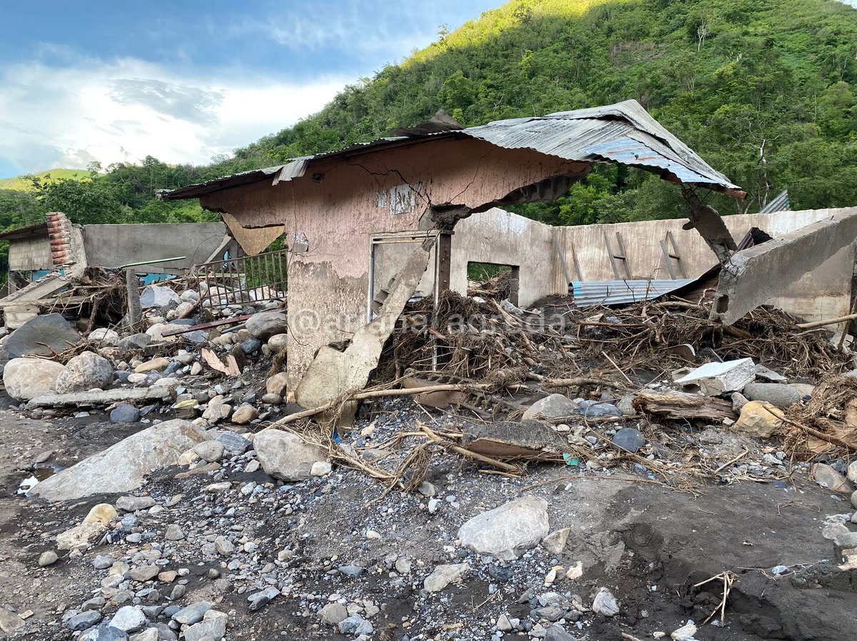 ariana_agreda's tweet photo. #SUCRE | familias de Las Trincheras, municipio Montes, no quieren salir del lugar porque aseguran que ahí está toda su vida. Se organizaron en los sectores adyacentes que no resultaron tan afectadas

“Nos negamos a dejarlo abandonado, nuestra presencia le da vida” me comentaron. https://t.co/ykEwwwq4Lj